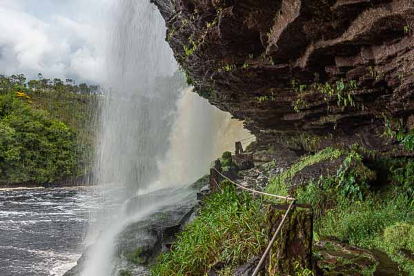 Canaima : Salto El Sapo, passage sous la cascade