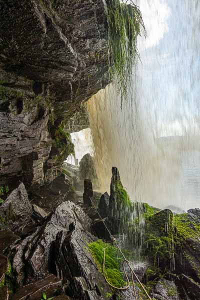 Canaima : Salto El Sapo, passage sous la cascade