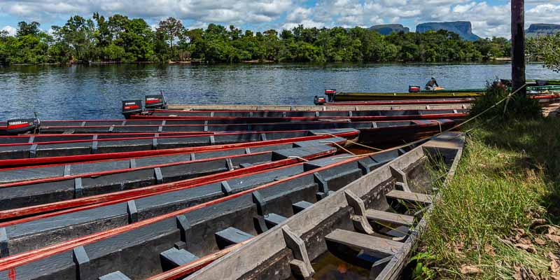 Pirogues sur le rio Carrao