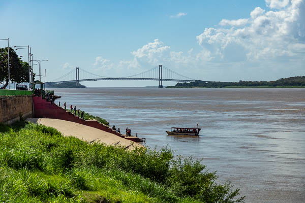 Ciudad Bolívar : bac et pont sur l'Orénoque