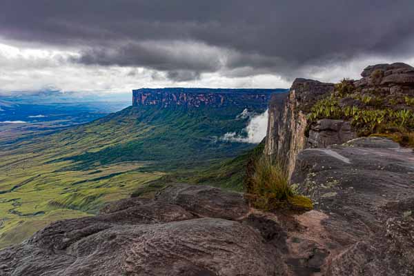 Roraima : belvédère, vue ouest, tepuy Kukenan