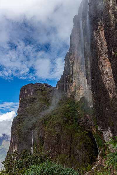 Roraima : passage sous la cascade