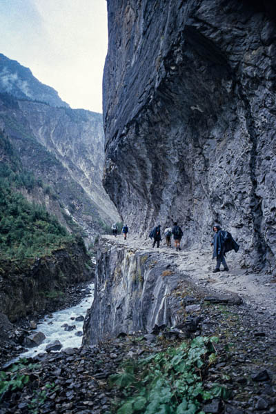 Sentier creusé à flanc de falaise