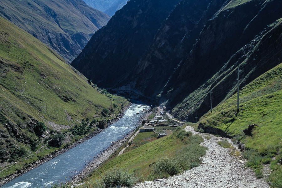 Sentier entre Juphal et la rivière Thuli Bheri