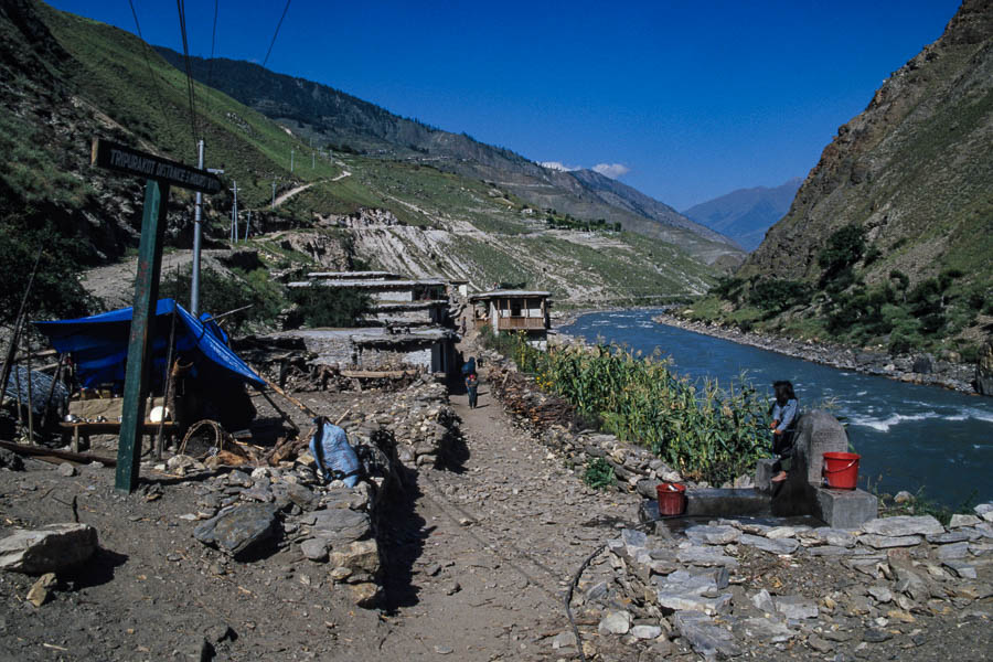 Hameau au bord de la Thuli Bheri