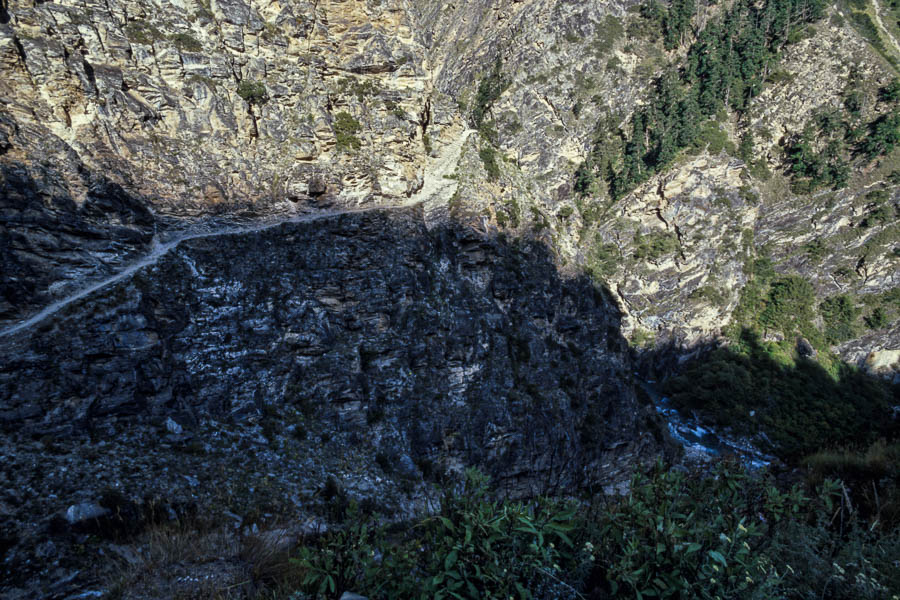 Sentier à flanc de falaise