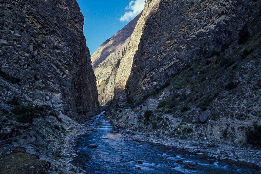 Sentier le long de la Tarap, pont et gorges