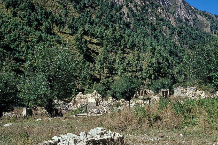 Ruines d'un camp militaire détruit par les maoïstes
