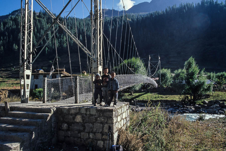 Gamins sur le pont de Kaigaon