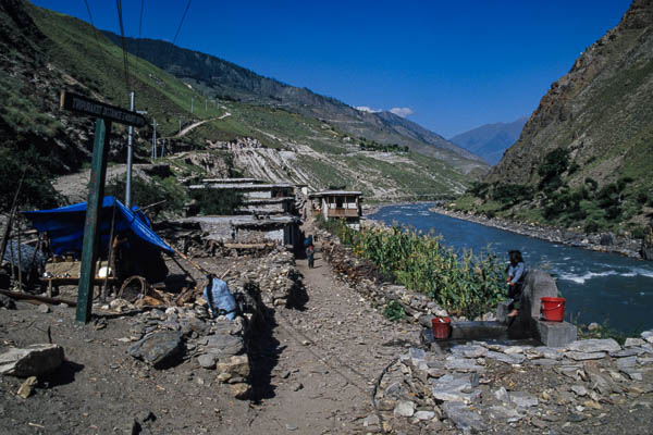 Hameau au bord de la Thuli Bheri