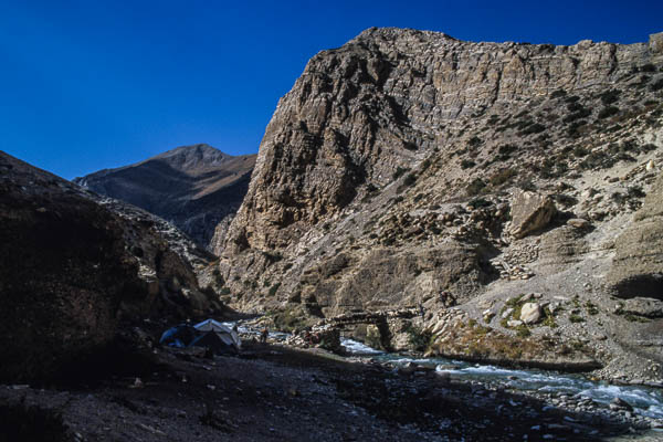 Sentier le long de la Tarap, campement et pont