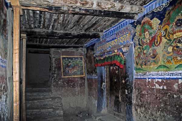 Entrée du gompa de Dho