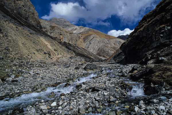 Vallée descendant du Numa La, franchissement du torrent à 4300 m