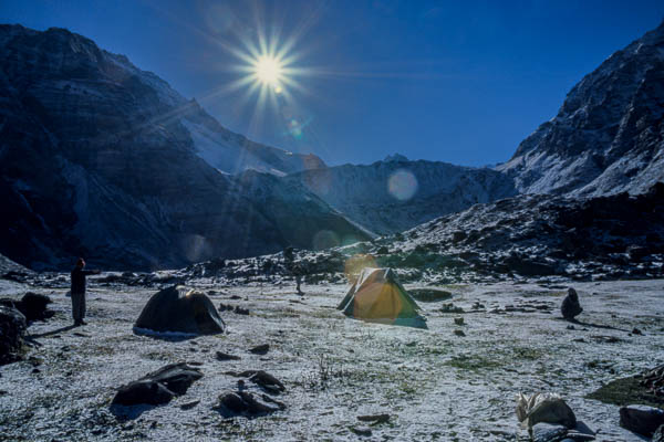 Camp de Baga La Phedi saupoudré de neige