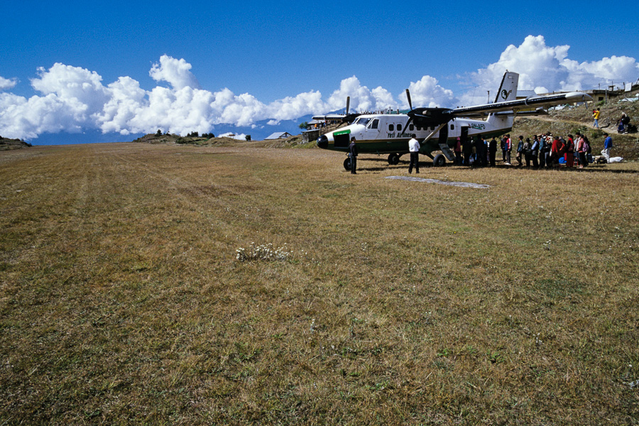 Aérodrome de Suketar : l'avion de la Yeti Airlines