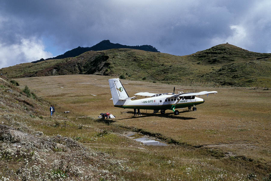 Aérodrome de Suketar : avion de la Yeti Airlines