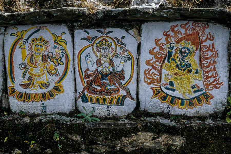 Mur de mani : Manjusri, Avalokitesvara, Vajrapani