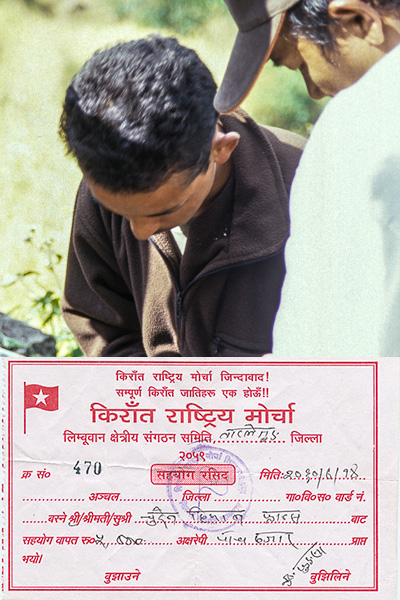 Maoïste rédigeant le reçu