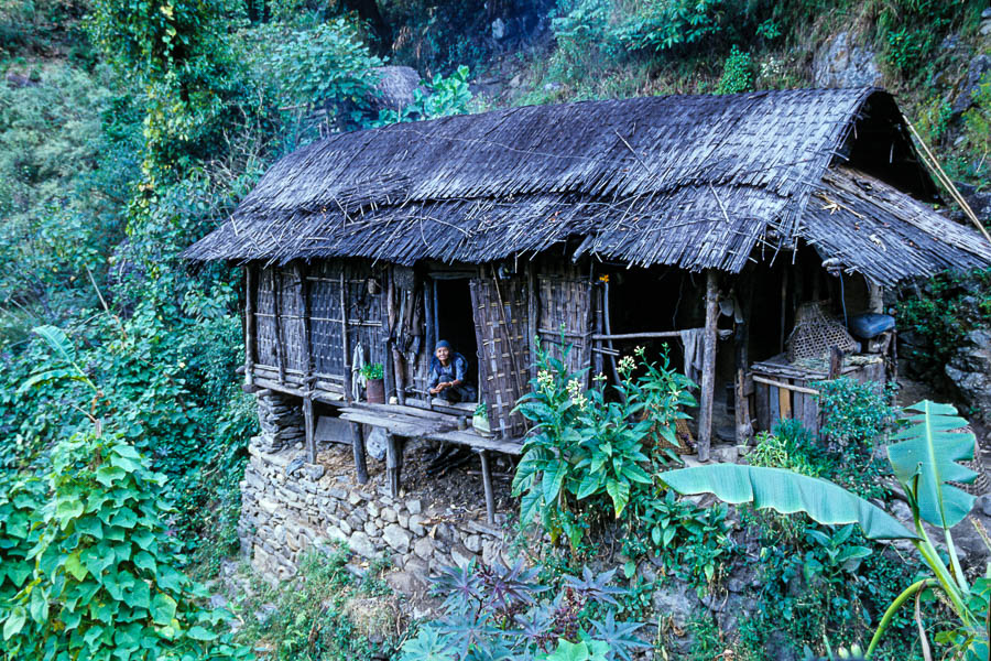 Maison avec vieille dame