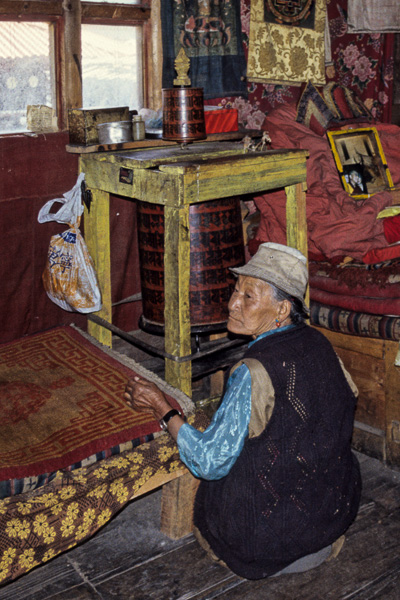 Vieille réfugiée tibétaine du gompa de Phole