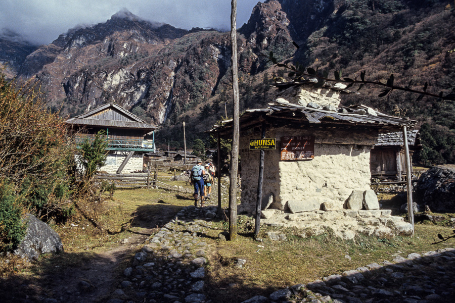 Stupa à l'entrée de Ghunsa