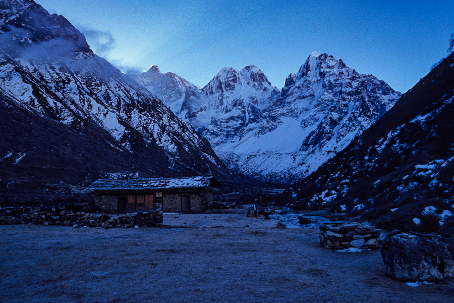 Aube sur notre camp de Kambachen, vue sur le Kumbhakarna (Jannu), le Phole Peak et le Khabur