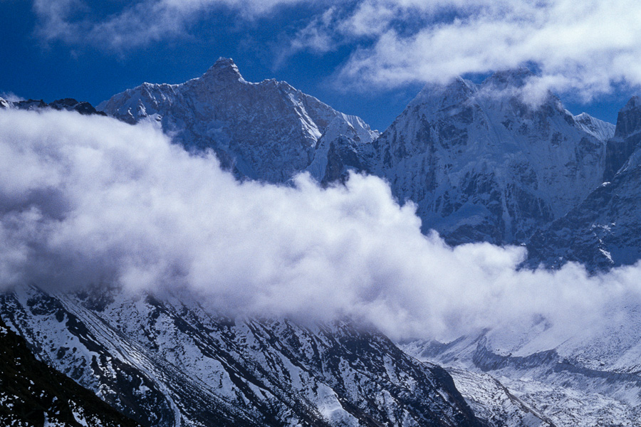 Kumbhakarna (Jannu) et Phole Peak dans les nuages
