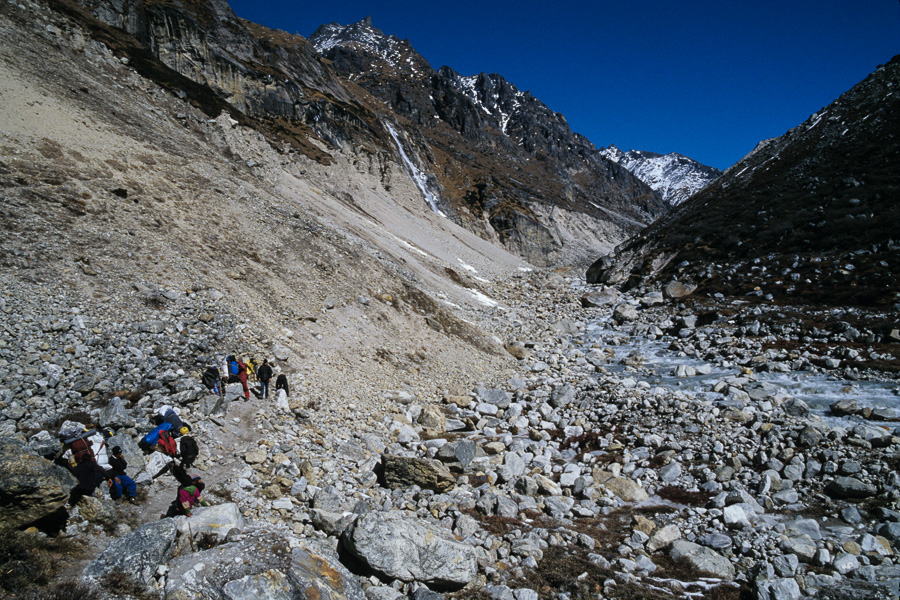 Vallée entre Kambachen et Lhonak, porteurs