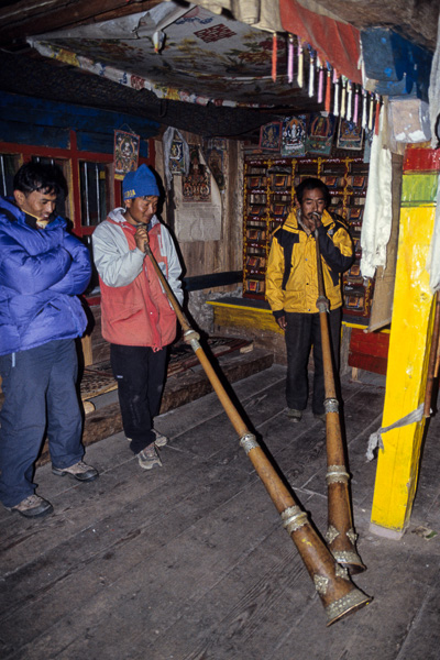 Gompa de Ghunsa, Pasang et le lama jouent de la trompe