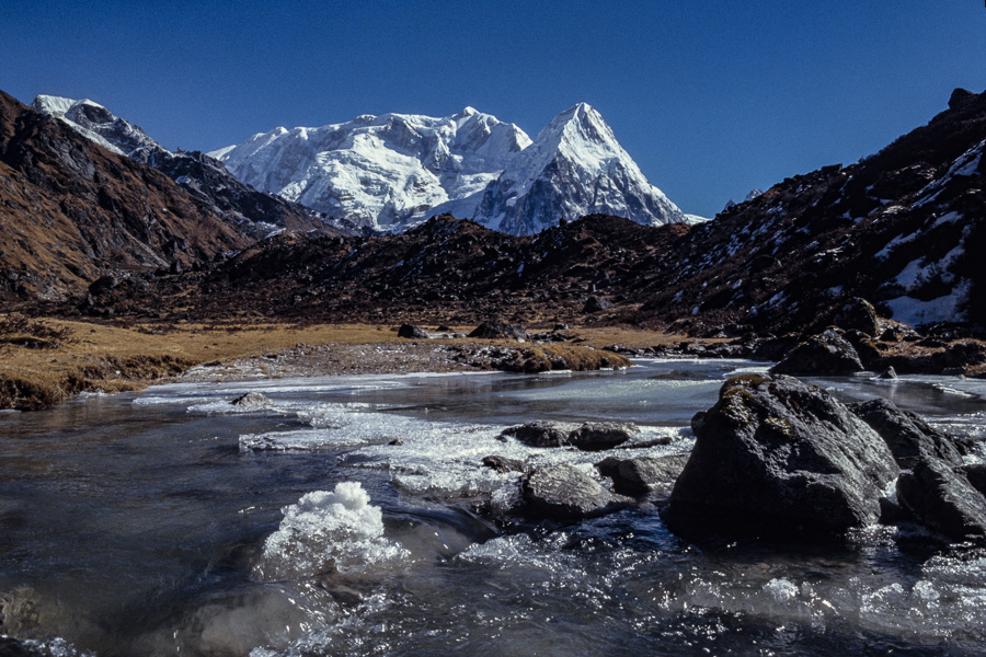 Vallée entre Tseram et Lapsang, ruisseau gelé