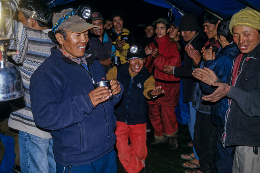 Fête avec les sherpas et porteurs : notre sirdar Mingmar et le cook Kulman