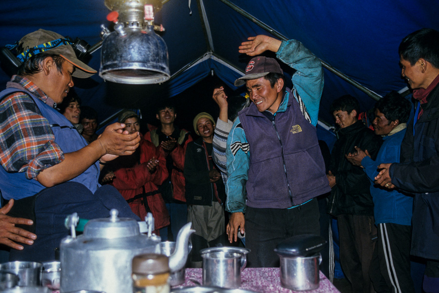 Fête avec les sherpas et porteurs