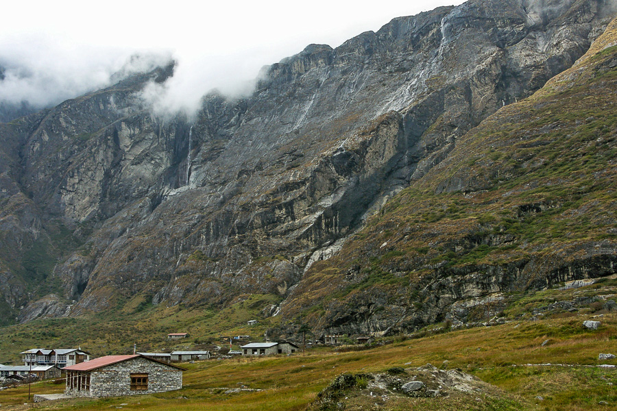 Village de Langtang : falaise