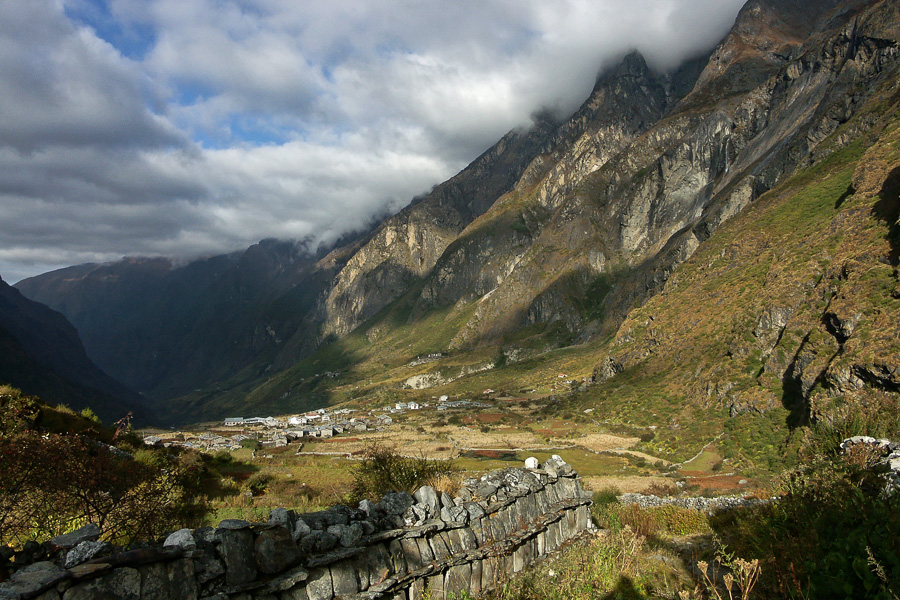 Village de Langtang et mur de mani