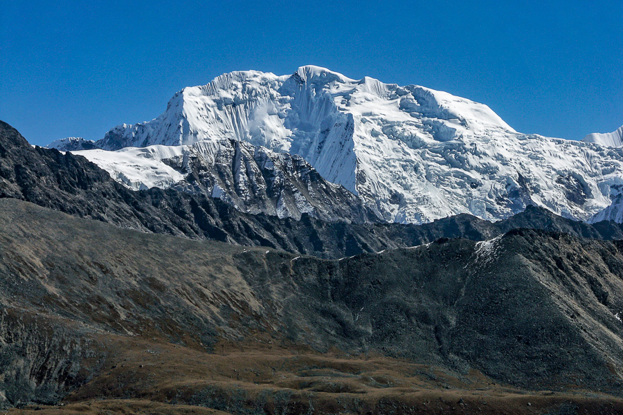 Pemthang Karpo Ri, au premier plan le col de Piyung