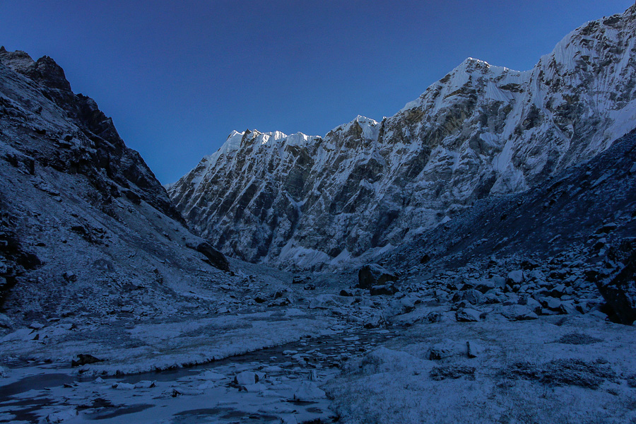 Neige au petit matin entre Sarwa Kharka et Pemthang Karpo