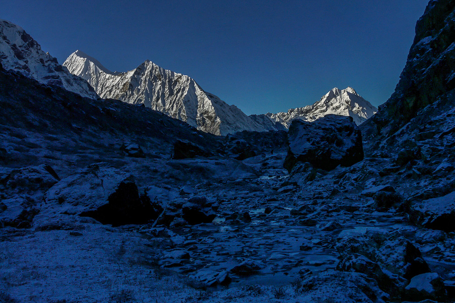 Neige au petit matin entre Sarwa Kharka et Pemthang Karpo