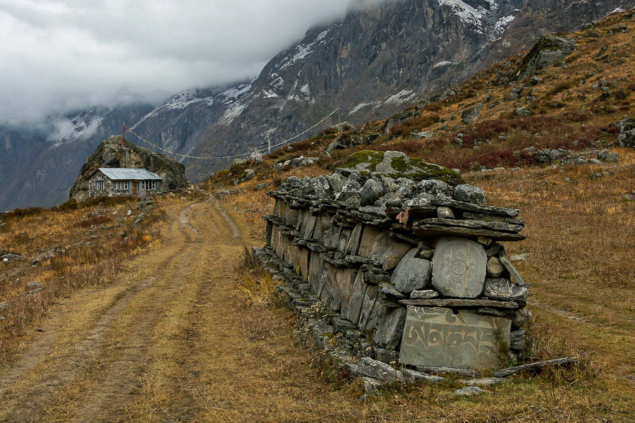 Lodge et mur de mani