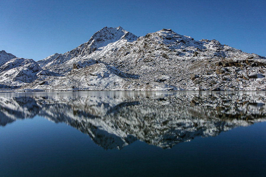 Reflet dans le Gosainkund