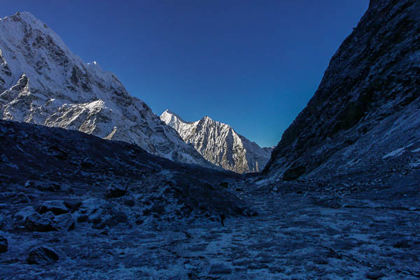 Neige au petit matin entre Sarwa Kharka et Pemthang Karpo