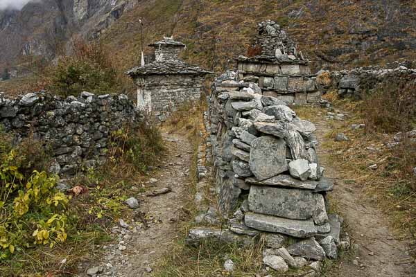 Mur de manis et chorten