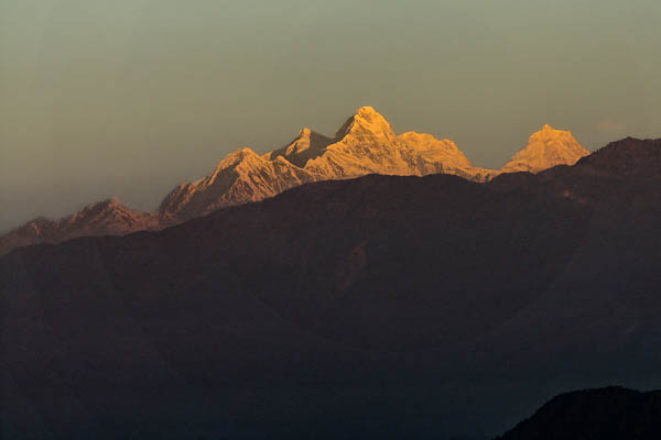 Himal Chuli, 7893 m, et Manaslu, 8163 m, depuis Chisopani à l'aube