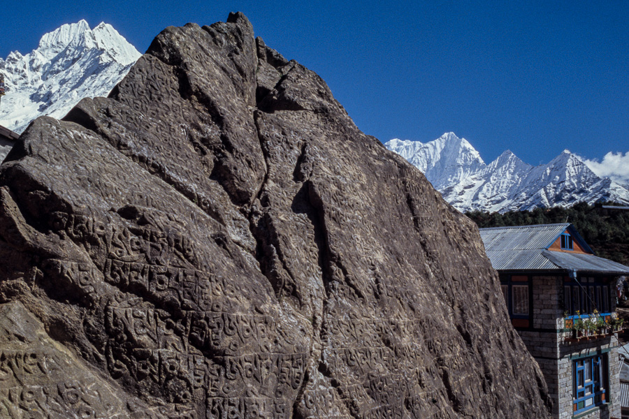 Namche : rocher gravé