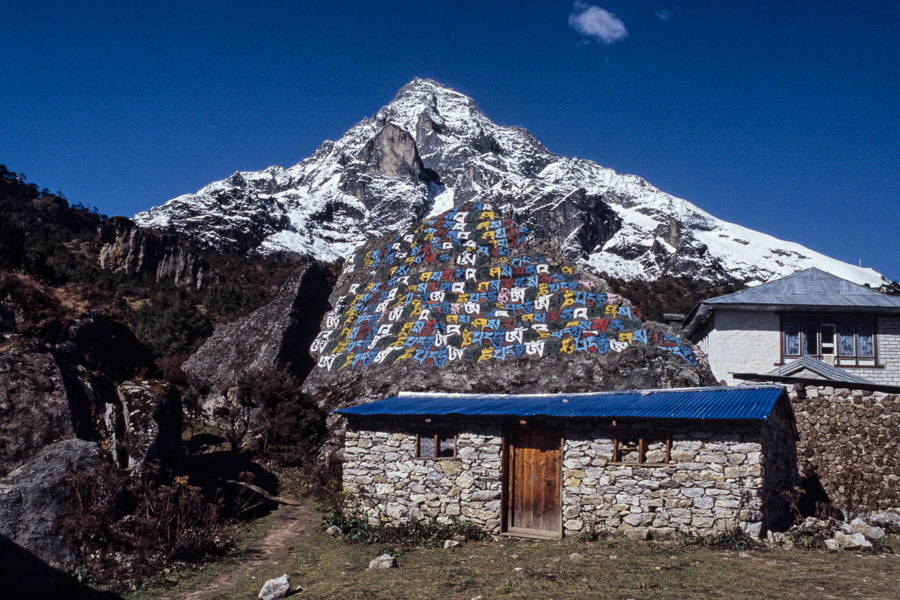Syangboche, 3830 m : rocher peint de mantras