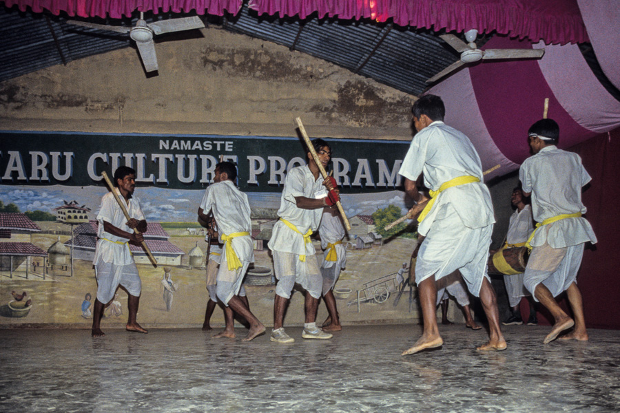 Spectacle culturel tharu : danse des bâtons