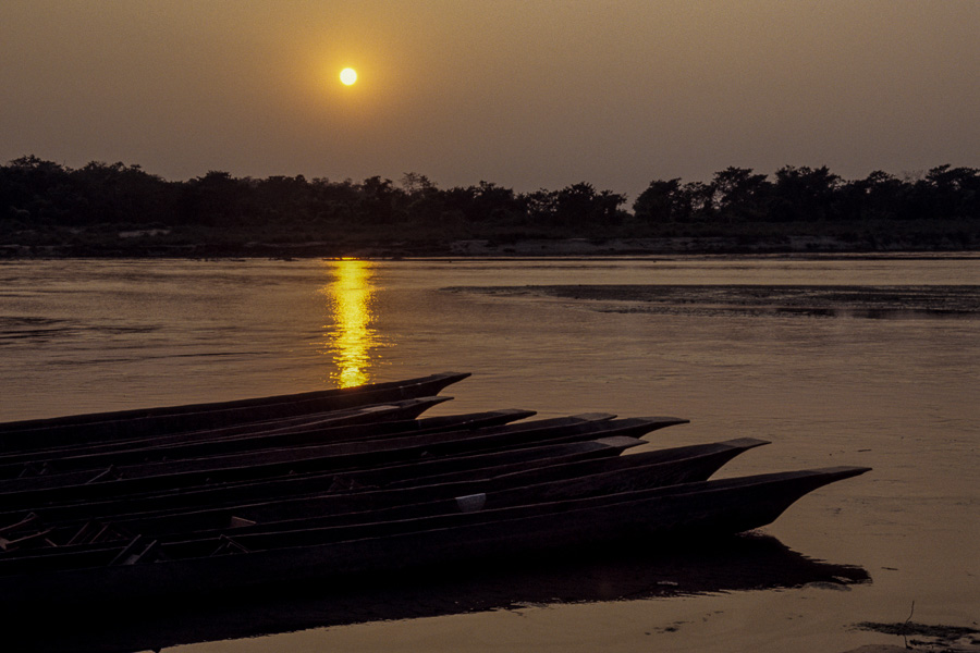 Coucher de soleil sur la Rapti, pirogues