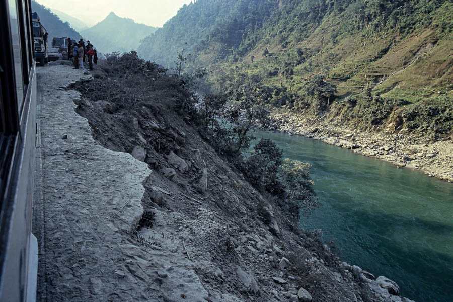 Route s'effondrant dans la Trishuli