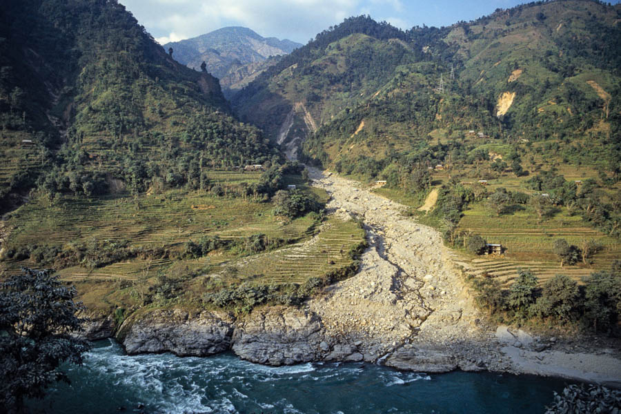 Torrent se jetant dans la Trishuli
